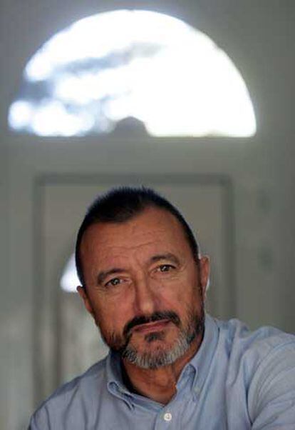 Arturo Pérez-Reverte, fotografiado ayer en su casa de Madrid.