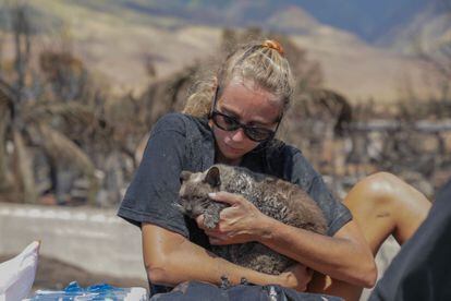 Una mujer abraza a su gato después de encontrarlo tras el incendio en Lahaina, al oeste de Maui, este viernes 11 de agosto.
