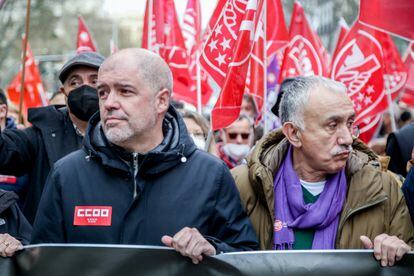 El secretario general de CC OO, Unai Sordo, y el de UGT, Pepe Álvarez, durante una concentración en el mes de marzo en Madrid.