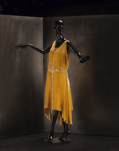 Chanel evening dress in yellow velvet from the private collection of Martin Kramer (Switzerland).
