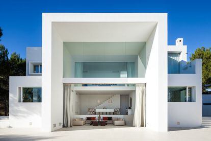 Vivienda de diseño en Ibiza. Inmobiliaria: Savills Ubicación: Ibiza (Islas Baleares). Precio: 5,25 millones de euros. En el interior de la Isla de Ibiza, en Santa Gertrudis, se encuentra la Casa Libelai. De estilo ibicenco y vanguardista dispone de cuatro dormitorios y cuatro baños.