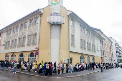Decenas de personas se concentran este domingo a las afueras del Centro Cultural Islámico de Oslo tras el tiroteo este sábado en una mezquita de la ciudad.