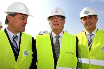 Artur Mas, Xavier Trias y Felip Puig visitan la construcci&oacute;n de una nave de contenedores en el puerto de Barcelona en 2011.
