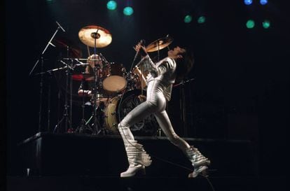 Pantalón de campana con alas, mono de licra, chaquetilla... Una imagen muy espacial, como si el Ziggy Stardust de David Bowie tuviera una residencia en Las Vegas. El concierto fue en Londres en 1975.