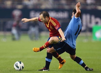 Iniesta y Lodeira pugnan por un balón.