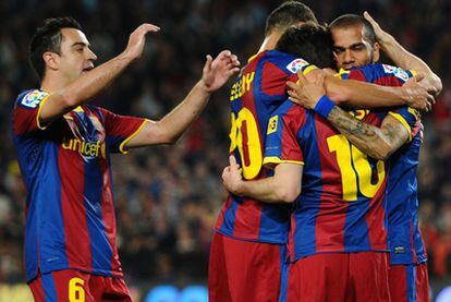 Los jugadores del Barcelona rodean a Messi para celebrar el segundo gol del partido.