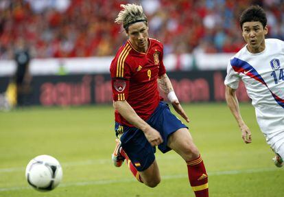 Fernando Torres persigue la pelota ante el coreano Jung Soo.