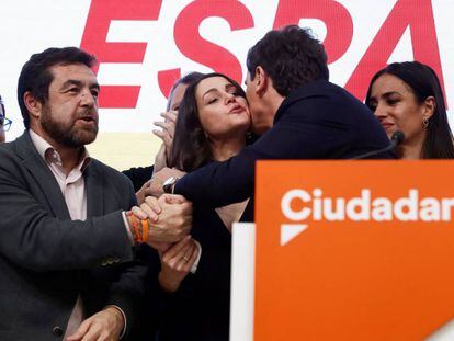 Inés Arrimadas saluda a Albert Rivera durante la noche electoral del 10-N.