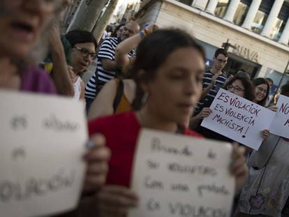 Concentración en Sevilla este 8 de julio en apoyo a la víctima de la llamada Manada de Manresa. En vídeo, la declaración de la joven en el juicio.