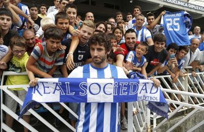 El nuevo jugador de la Real Sociedad, Esteban Granero, rodeado de ni&ntilde;os en Zubieta. 