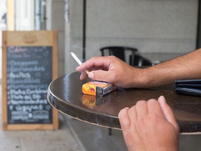 Un hombre fuma un cigarrillo en una terraza de Galicia, en una imagen de archivo.