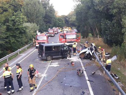 La furgoneta y el vehículo accidentados en Vidreres.