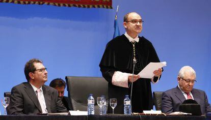 El rector de Alicante, Manuel Palomar, y a su izquierda el director general de Universidades, Jos&eacute; Miguel Saval. 