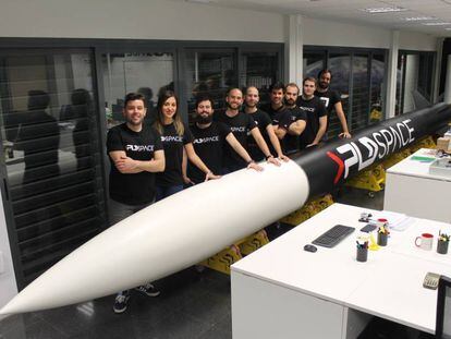 El equipo de PLD Space, en la sede de la empresa en Elche. Ra&uacute;l Torres (primero desde la izquierda) y Ra&uacute;l Verd&uacute; (tercero).