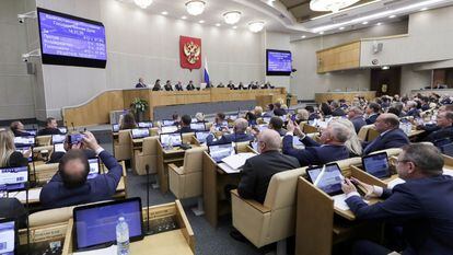 Miembros de la Duma, este lunes durante la sesión en la que se ha aprobado la anexión de Donetsk, Lugansk, Jersón y Zaporiyia.