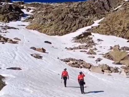 Efectivos del GERA acuden al risco de los Claveles, en la Sierra de Madrid.