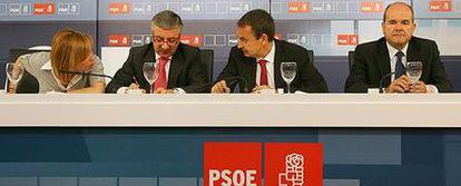 Leire Pajín, José Blanco, José Luis Rodríguez Zapatero y Manuel Chaves, durante la reunión de la ejecutiva socialista.