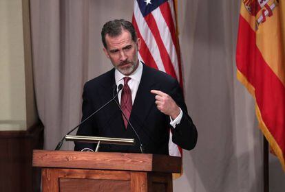 Felipe VI pronuncia un discurso en una cena oficial, este domingo, en San Antonio, Texas.