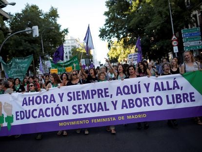 Decenas de personas marchan por el centro de Madrid con motivo del Día Internacional por la Despenalización del Aborto y la Defensa de los Derechos Sexuales y Reproductivos de la mujer, en septiembre de 2019.
