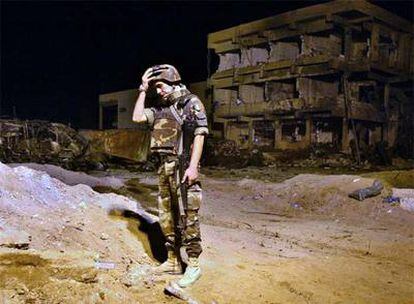 Un soldado italiano hace guardia ante los restos de su base en Nasiriya (Irak) tras el ataque suicida de Bellil, en 2003.