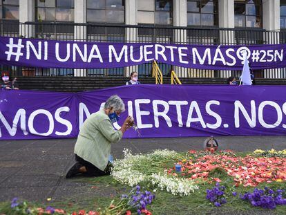 Una mujer prepara un altar maya en recuerdo de las víctimas de feminicidios delante de la Corte Suprema en Ciudad de Guatemala este 25 de noviembre.