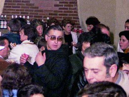 El padre Joaquín, en una fiesta en el bar del Poblado.