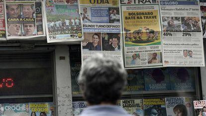 un ciudadano lee los titulares de los principales periódicos brasileños sobre los resultados de las elecciones presidenciales en Río de Janeiro el pasado 8 de octubre.