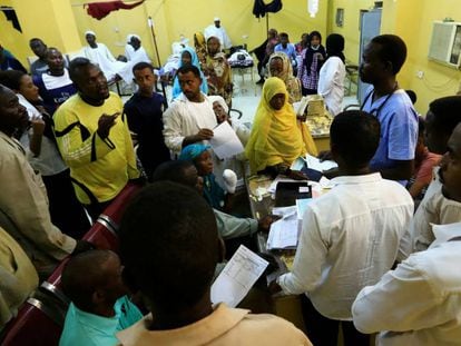 Familiares de víctimas de las protestas en Sudán escuchan al médico en un hospital de Jartum el pasado lunes. 