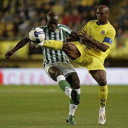 Emana (a la izquierda) lucha por controlar el balón con Senna, del Villarreal.