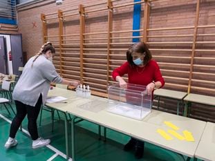 Preparación de una mesa electoral en el colegio León Felipe de Fuenlabrada (Madrid), este lunes.