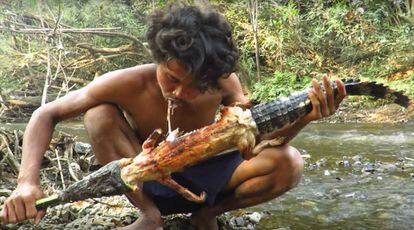 Una secuencia de uno de los vídeos donde el joven mata y se come una cría de cocodrilo.