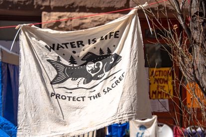 Una ocupación de población indígena en protesta de la falta de servicios sociales. En el cartel: "Agua es vida. Protege lo sagrado".