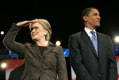 Hillary Clinton y Barack Obama, poco antes de comenzar un debate en las primarias de 2008.