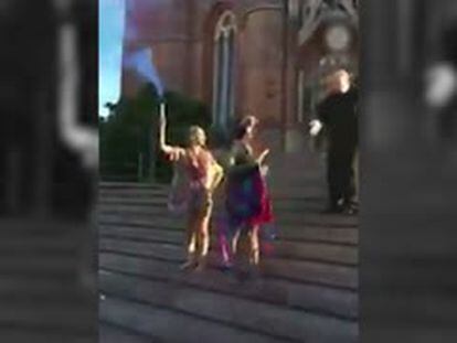 Un cura argentino patea a una joven que festejaba su graduación a las puertas de una catedral