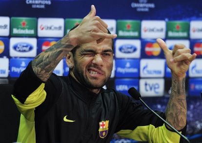 Dani Alves durante la durante la rueda de prensa previa al encuentro que disputarán mañana ante el Atlético de Madrid.