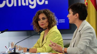 La ministra de Hacienda en funciones, María Jesús Montero (a la izquierda), y la ministra en funciones de Política Territorial y Portavoz del Gobierno, Isabel Rodríguez, este martes.