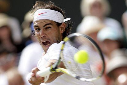 Nadal golpea la pelota durante el partido contra Berdych en la última edición del torneo de Wimbledon.