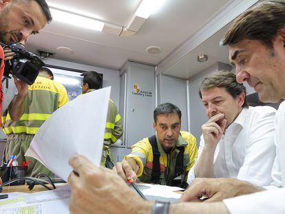 El presidente de la Junta, Alfonso Fernández Mañueco (segundo desde la derecha), y el consejero de Medio Ambiente, Juan Carlos Suárez-Quiñones (junto a él), en el puesto de mando avanzado del incendio de Monsagro (Salamanca), el 15 de julio.