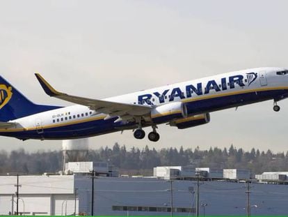 Un avión de Ryanair en pleno despegue 