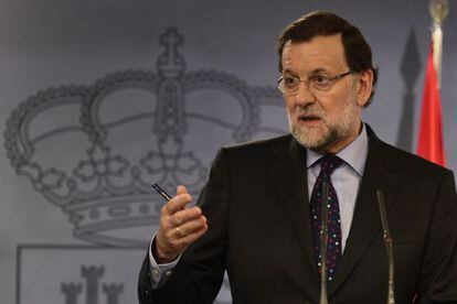 Spanish Prime Minister Mariano Rajoy gestures during a press conference after the Spain-Morocco bilateral meeting at La Moncloa Palace in Madrid on June 5, 2015. AFP PHOTO / JAVIER SORIANO