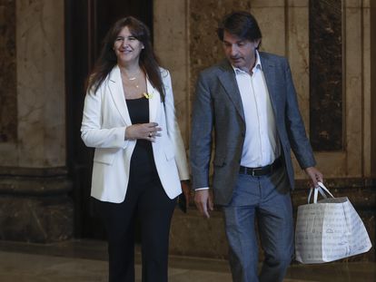 La presidenta de JxCat, Laura Borràs, y el diputado Francesc de Dalmases, en los pasillos del Parlament.