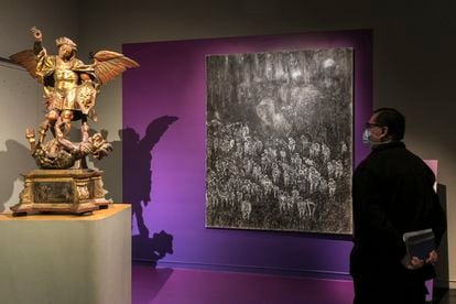 'El Ángel' de Gregorio Iglesias, de la galería Espai Cavallers de Lleida, acompaña a la escultura renacentista 'San Miguel venciendo al demonio' en el Museo Marès. 