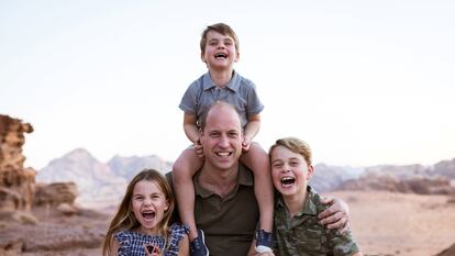 El príncipe Guillermo, en compañía de sus tres hijos, en la foto que ha publicado en su cuenta de Instagram para celebrar el Día del Padre.