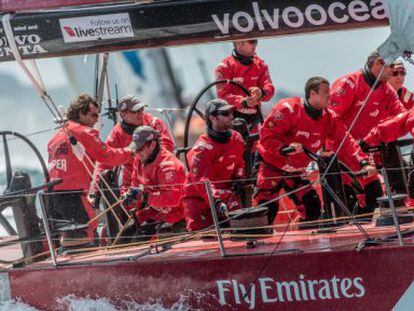 El Camper-Emirates Team New Zealand, de Chris Nicholson, durante una maniobra en la última edición de la regata.