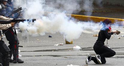 La polic&iacute;a nacional venezolana dispara gas lacrim&oacute;geno en Caracas.