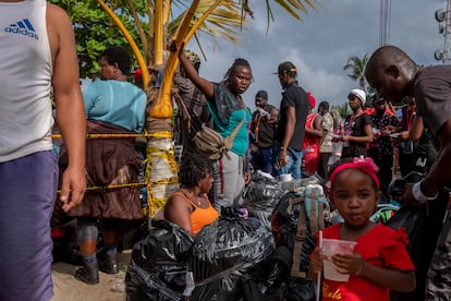 Haitian migrants wait for help at one of the points in Necoclí. 