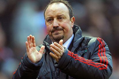 Rafa Benítez dirige un partido del Liverpool.