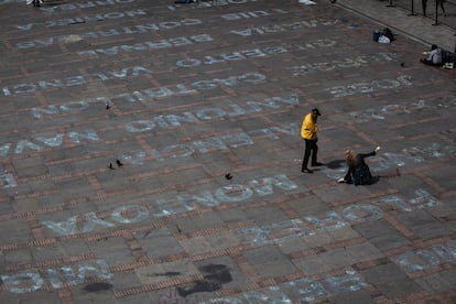 La instalación 'Quebrantos', de la artista Doris Salcedo, en la plaza de Bolívar de Bogotá, en junio de 2019. JUANCHO TORRES /