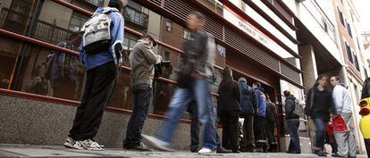 La cola en el exterior de la oficina de los Servicios Públicos de Empleo en la calle Evaristo San Miguel.