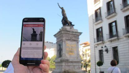 Un usuario lee información sobre la Estatua de Pedro de Velarde en la aplicación SmartSantanderRA